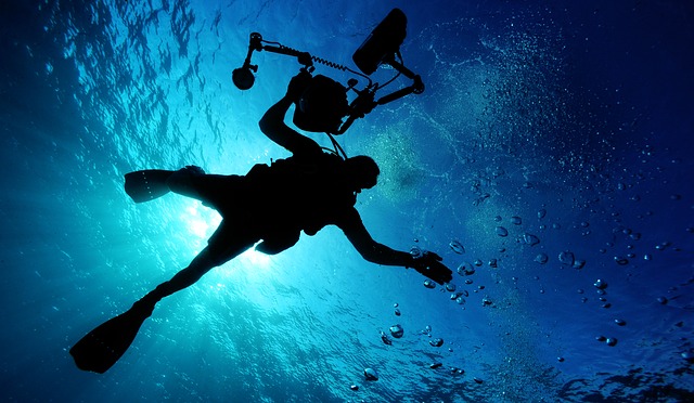 potápěč pod vodou a kamera.jpg