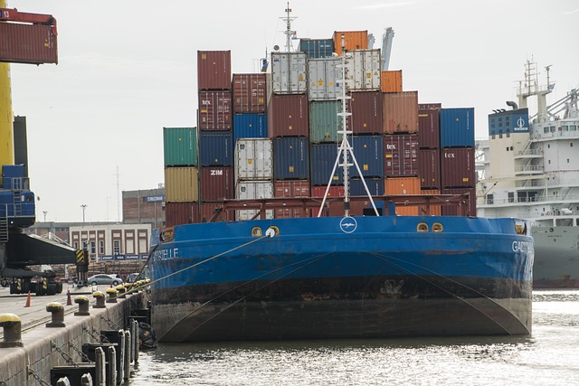 kontejnery na lodi